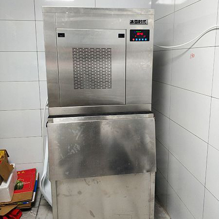400公斤片冰機(jī)交付浙江臺(tái)州某餐飲店